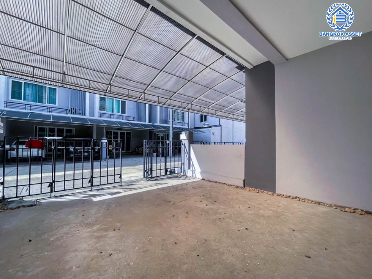 *****ทาวน์โฮมมือสอง ม. ดิเอ็กคลูซีฟ รัชดา-วงส์สว่าง บ้านสวยพร้อมเข้าอยู่ บนเนื้อที่กว่า 18.7 ตร.ว. พื้นที่ใช้สอยกว้างถึง 134 ตร.ม. 3 ห้องนอน 4 ห้องน้ำ 2 ที่จอดรถ บนทำเลโซนเมือง เดินทางสะดวกใกล้ร้านอาหาร เชื่อมต่อถนน วงศ์สว่าง, ติวานนท์, รัตนาธิเบศร์ ใกล้รถไฟฟ้าสายสีม่วงสถานี "แยกติวานนท์" และ ทางด่วน "ศรีรัช"